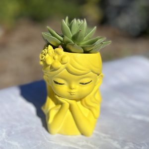 Bloempot meisje met bloemen