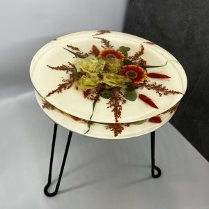 Tafel met echte gedroogde bruidsboeket